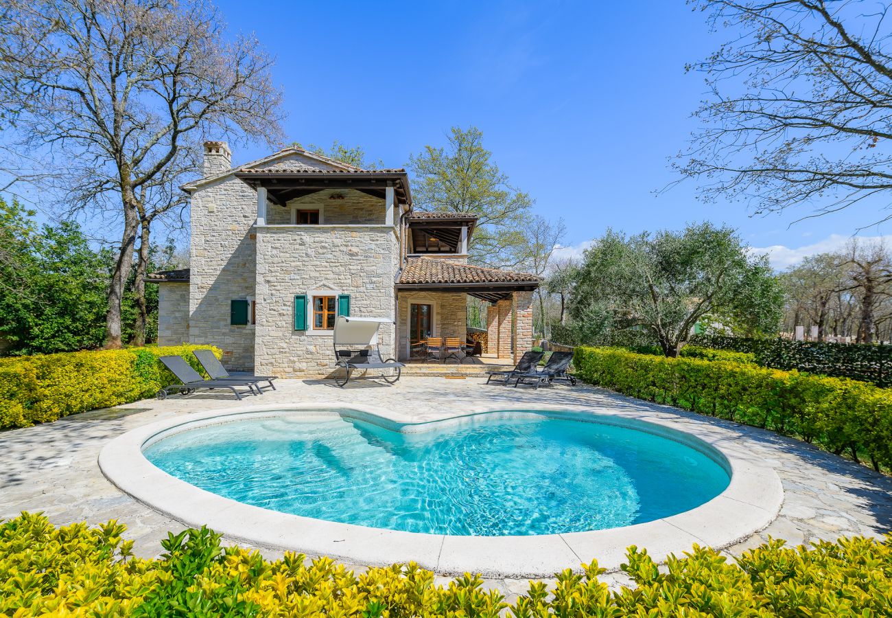Stein-Villa Elaya mit Pool