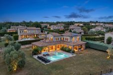 Villa a Heraki - Luxury Villa Leoleni with heated pool